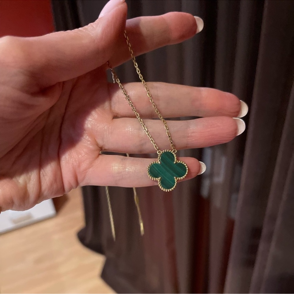 Elegant Green Clover Pendant Necklace